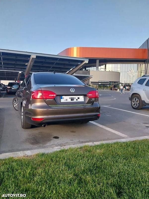 Second-hand VW Jetta Comfortline 105 CP (77 kW) 2012 Culoaremaro Berlinǎ