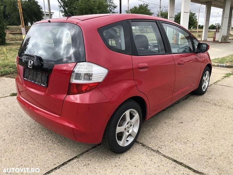 Second-hand Honda Jazz 90 CP (66 kW) 2011 Rosu Hatchback