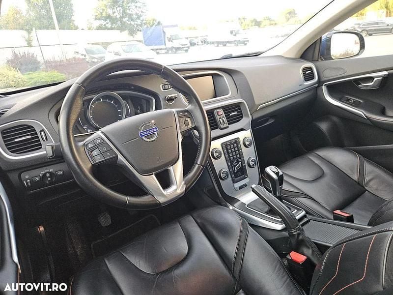 Second-hand Volvo V40 Ocean Race 120 CP (88 kW) 2016 Culoarealbastru Break