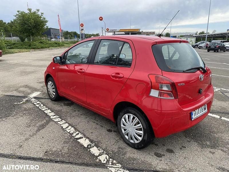 Second-hand Toyota Yaris Comfort 69 CP (50 kW) 2011 Culoarerosu Hatchback