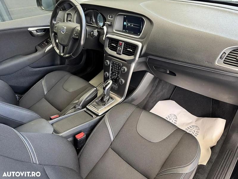 Second-hand Volvo V40 Ocean Race 150 CP (110 kW) 2015 Negru Hatchback