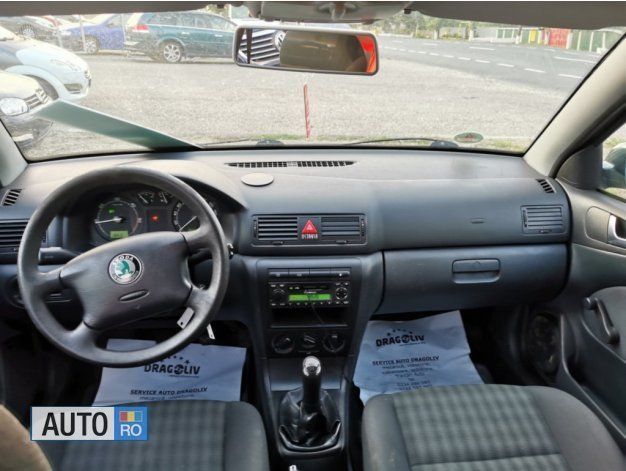 Verde Utilizat 2007 Skoda Octavia Break | 2.499 EUR (Preț bun) - Imagine 1/4