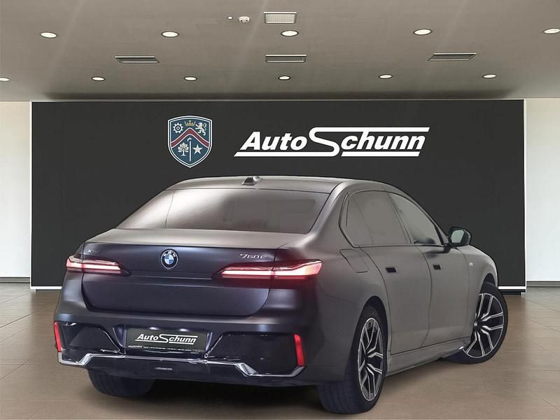 Second-hand BMW 750e Shadowline 489 CP (359 kW) 2025 Berlinǎ