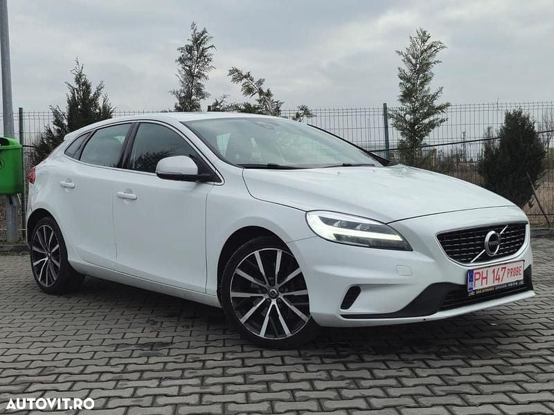 Second-hand Volvo V40 R-Design 150 CP (110 kW) 2018 Culoarealb Hatchback