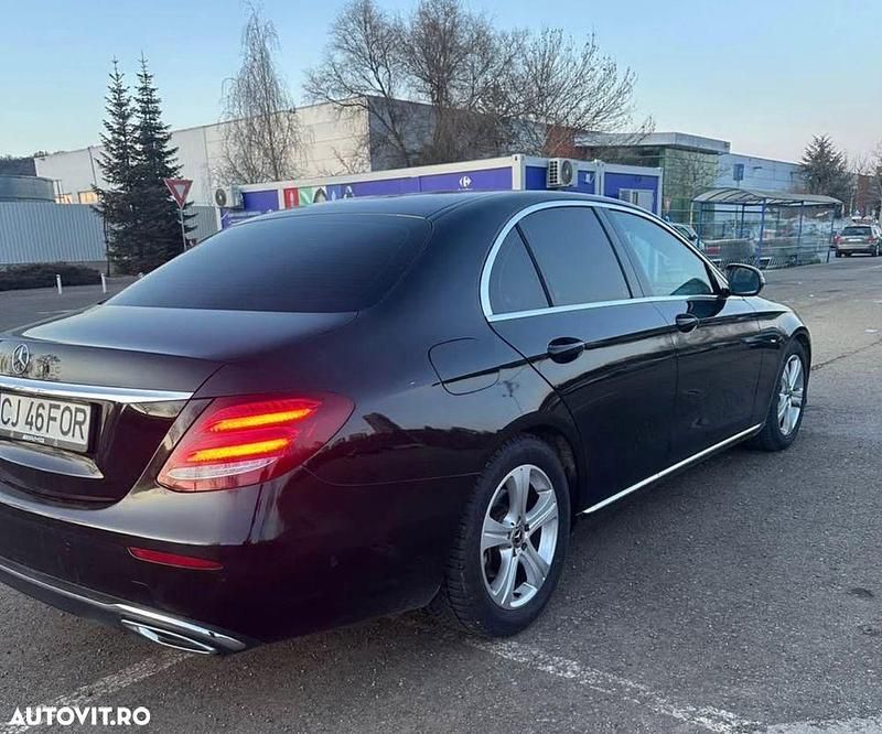 Culoarenegru Utilizat 2017 Mercedes E220 Exclusive Berlinǎ | 14.900 EUR - Imagine 1/4