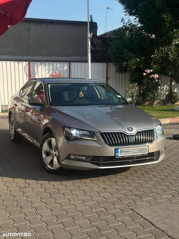 Argint Utilizat 2018 Skoda Superb Ambition Berlinǎ | 16.100 EUR (Preț bun) - Imagine 1/4