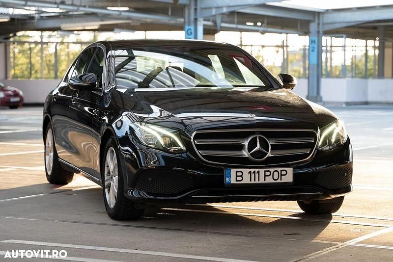 Culoarenegru Utilizat 2017 Mercedes E220 Berlinǎ | 20.700 EUR (Preț OK) - Imagine 1/4