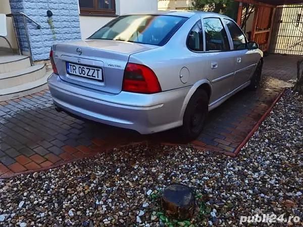 Second-hand Opel Vectra 101 CP (74 kW) 2001 Berlinǎ