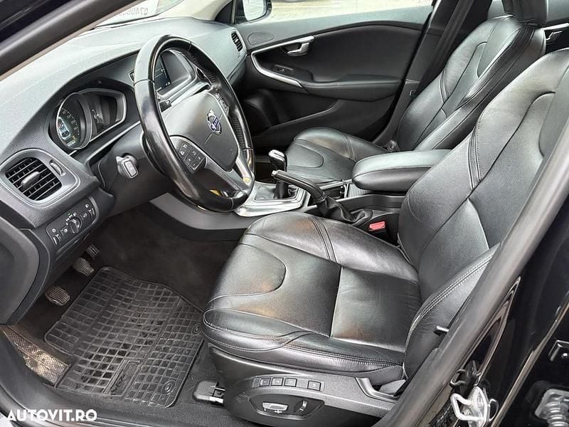 Second-hand Volvo V40 Summum 190 CP (139 kW) 2015 Culoarenegru Hatchback