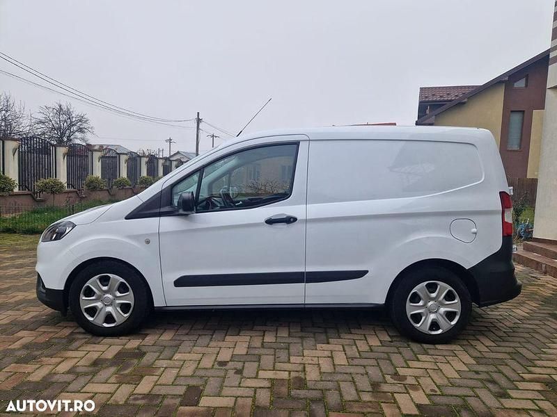 Second-hand Ford Tourneo Courier 100 CP (73 kW) 2023 Culoarealb Monovolum