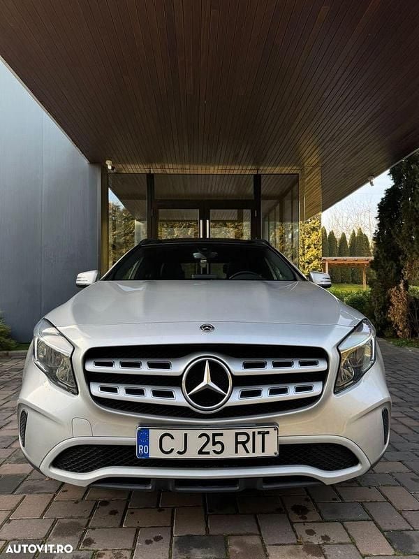 Culoareargint Utilizat 2018 Mercedes GLA180 Style SUV | 15.999 EUR - Imagine 1/4