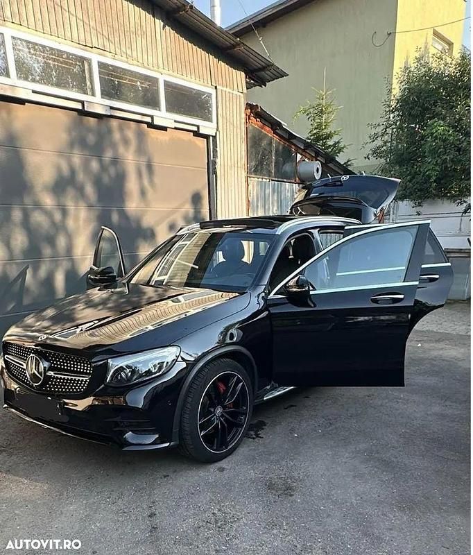 Culoarenegru Utilizat 2016 Mercedes GLC250 AMG line SUV | 28.500 EUR (Puțin scump) - Imagine 1/4