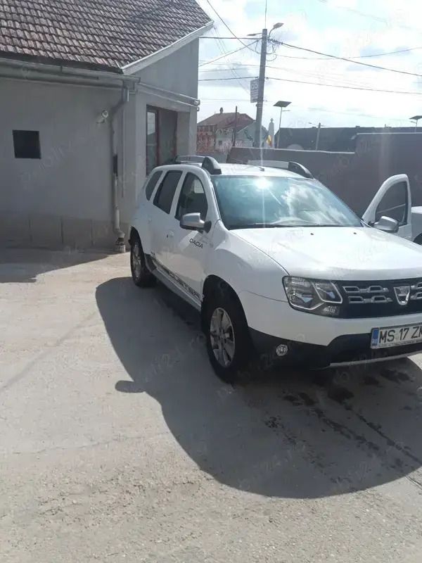 Alb Utilizat 2017 Dacia Duster SUV | 7.500 EUR (Preț bun) - Imagine 1/4