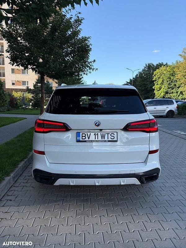 Alb Utilizat 2022 BMW X5 SUV | 59.490 EUR (Preț bun) - Imagine 1/4