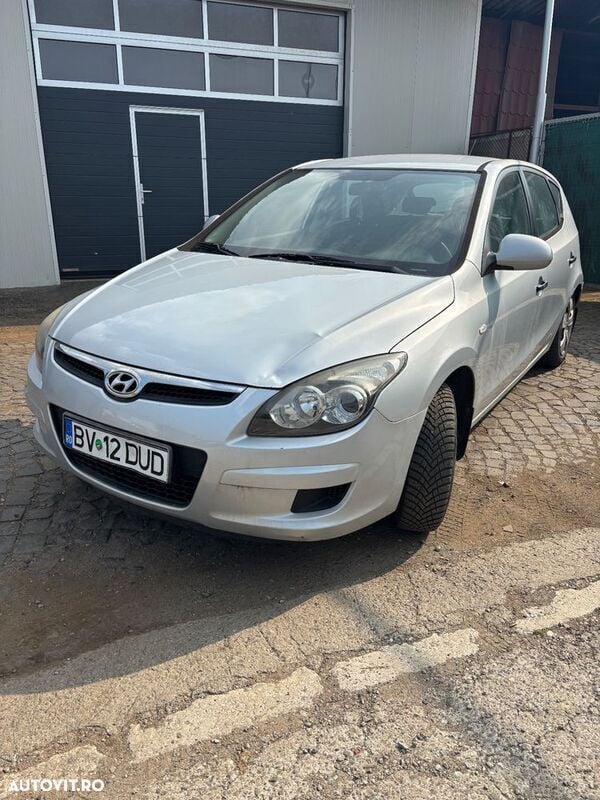 Gri Utilizat 2009 Hyundai i30 Hatchback | 1.999 EUR (Super Preț) - Imagine 1/4