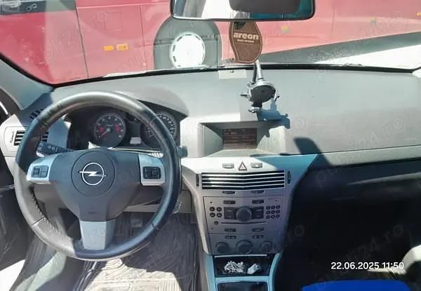 Second-hand Opel Astra 116 CP (85 kW) 2011 Berlinǎ