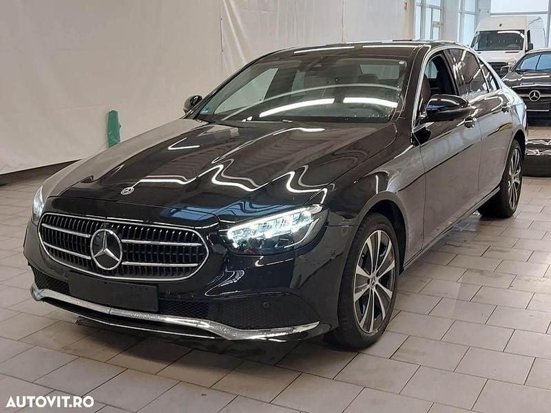 Culoarenegru Utilizat 2021 Mercedes E300 Avantgarde Berlinǎ | 39.990 EUR (Preț bun) - Imagine 1/4