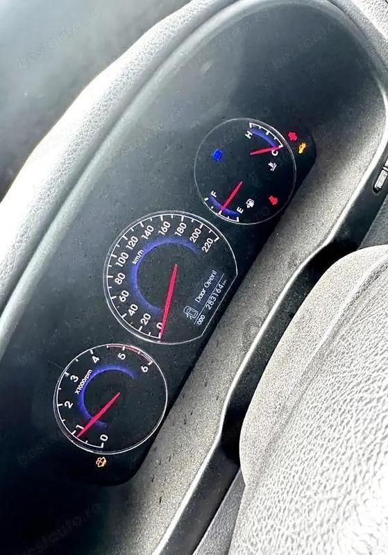 Argintiu Utilizat 2011 Hyundai Santa Fe SUV | 8.000 EUR (Preț OK) - Imagine 1/4