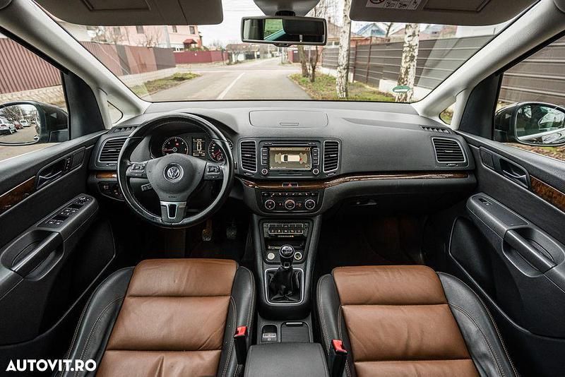 Second-hand VW Sharan Highline 177 CP (130 kW) 2014 Culoaremaro Monovolum
