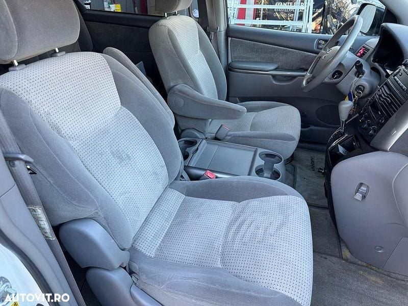 Second-hand Toyota Sienna 231 CP (169 kW) 2007 Culoarealb Monovolum