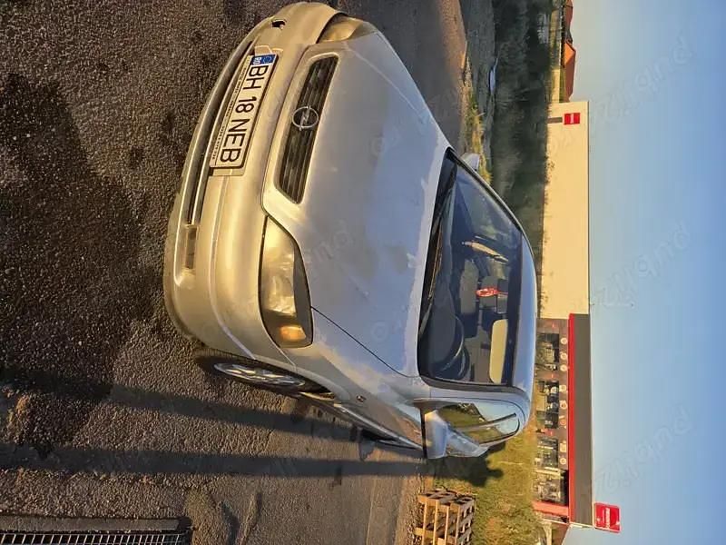 Gri Utilizat 2004 Opel Astra Hatchback | 5.000 EUR - Imagine 1/4