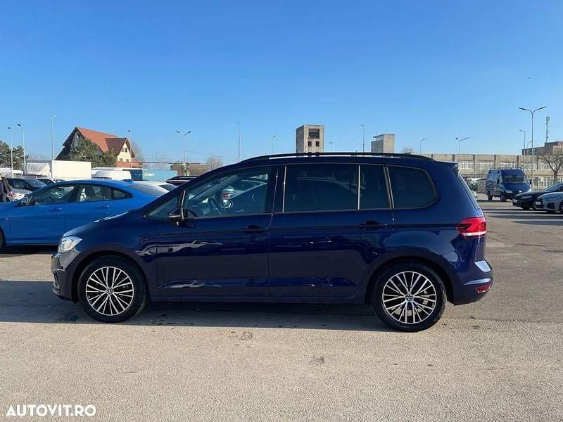 Second-hand VW Touran Highline 150 CP (110 kW) 2023 Culoarealbastru Monovolum