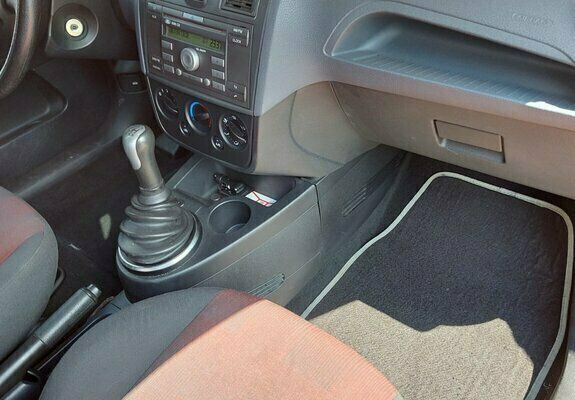 Second-hand Ford Fiesta 97 CP (71 kW) 2005 Roşu Hatchback