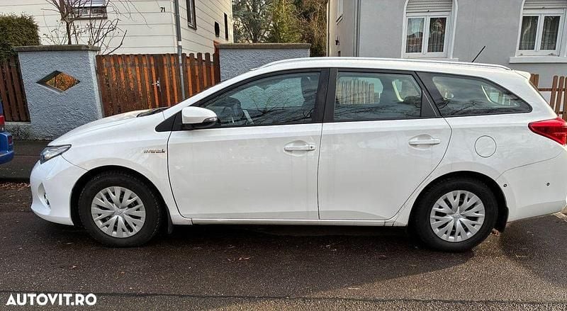 Second-hand Toyota Auris Hybrid Luna 99 CP (72 kW) 2014 Culoarealb Break