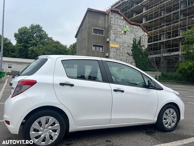 Second-hand Toyota Yaris 90 CP (66 kW) 2013 Culoarealb Hatchback