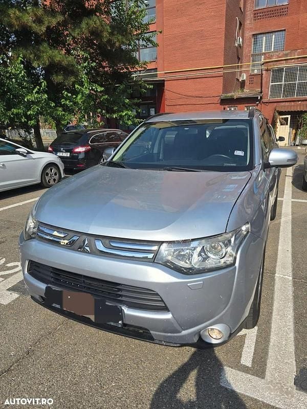 Culoareargint Utilizat 2014 Mitsubishi Outlander Diamant Edition SUV | 7.800 EUR (Preț OK) - Imagine 1/4