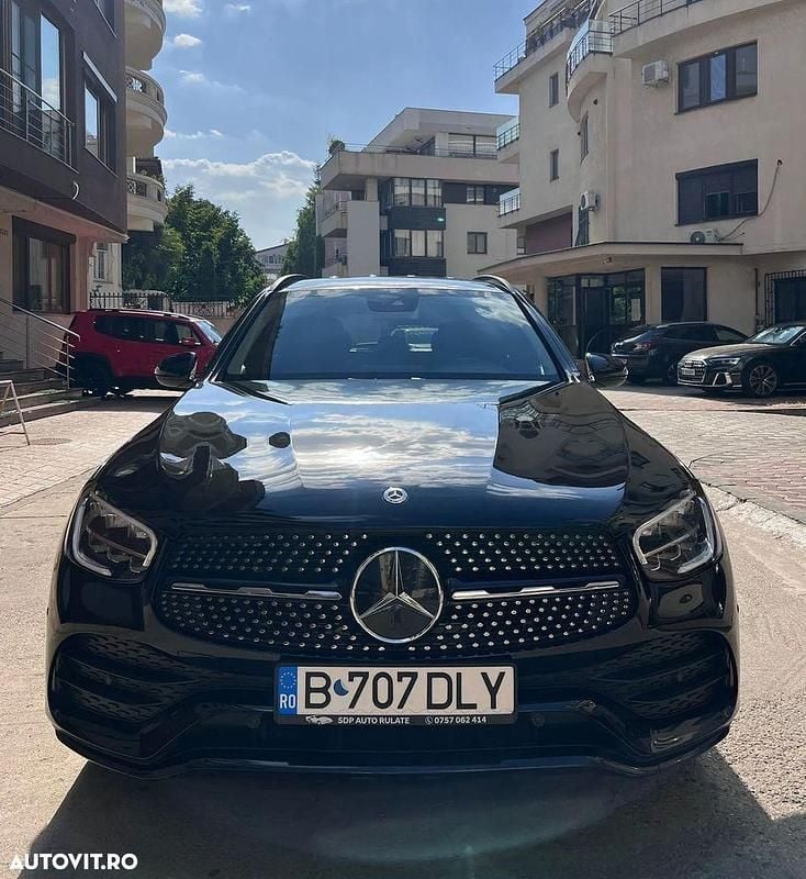 Culoarenegru Utilizat 2020 Mercedes GLC220 AMG line SUV | 41.999 EUR (Scump) - Imagine 1/4