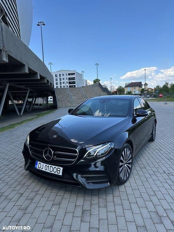 Culoarenegru Utilizat 2018 Mercedes E200 Berlinǎ | 23.899 EUR (Preț OK) - Imagine 1/4
