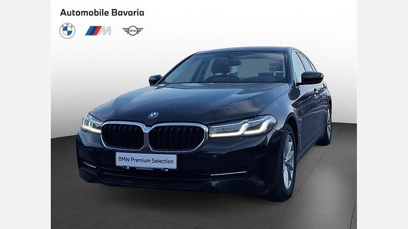 Black sapphire metallic metalizat Second-hand 2023 BMW 530e Comfort Edition Berlinǎ | 43.173 EUR (Puțin scump) - Imagine 1/4