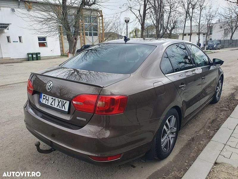 Culoaremaro Utilizat 2012 VW Jetta Trendline Berlinǎ | 6.150 EUR - Imagine 1/4