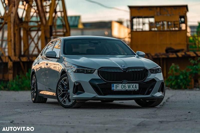 Gri Utilizat 2024 BMW i5 Berlinǎ | 60.999 EUR (Preț bun) - Imagine 1/4