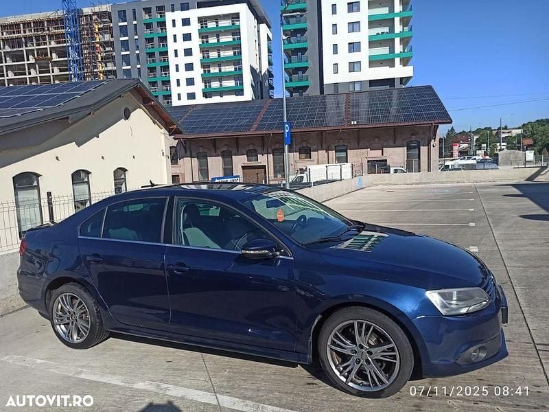 Second-hand VW Jetta Highline 105 CP (77 kW) 2011 Culoarealbastru Berlinǎ