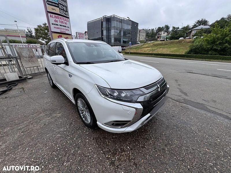 Second-hand Mitsubishi Outlander P-HEV Instyle 135 CP (99 kW) 2019 Culoarealb SUV