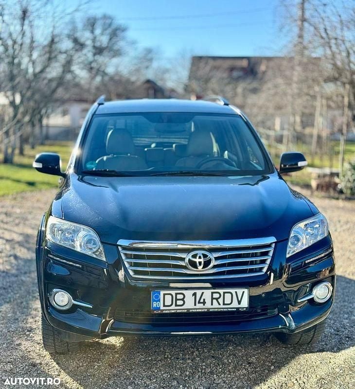 Culoarenegru Utilizat 2011 Toyota RAV4 Luxury SUV | 6.500 EUR (Preț bun) - Imagine 1/4