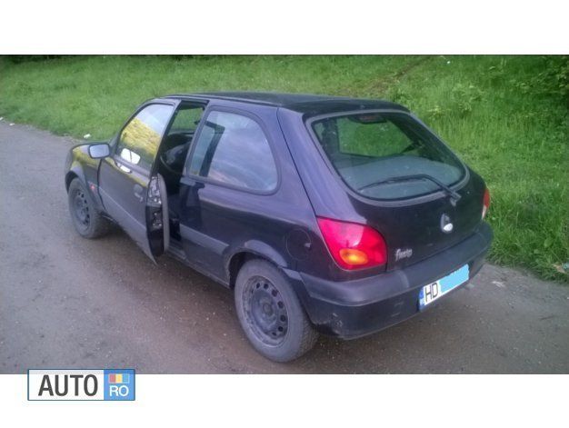 Negru metalizat Utilizat 2000 Ford Fiesta Hatchback | 900 EUR - Imagine 1/2