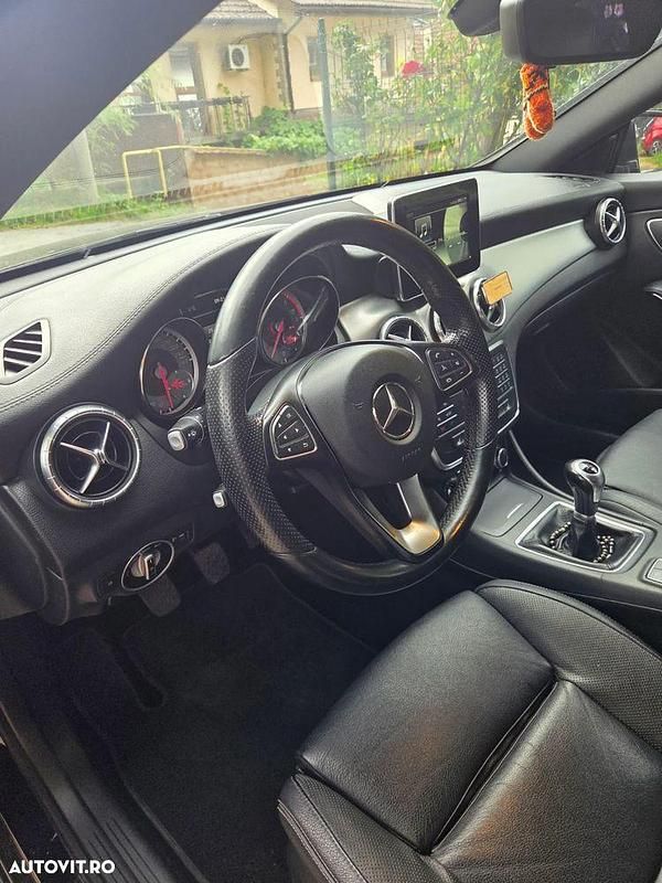 Negru Utilizat 2015 Mercedes CLA180 Berlinǎ | 11.800 EUR (Puțin scump) - Imagine 1/4