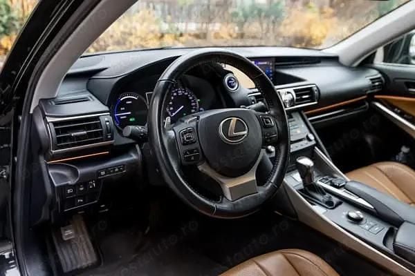 Second-hand Lexus IS300h 223 CP (164 kW) 2018 Negru Berlinǎ