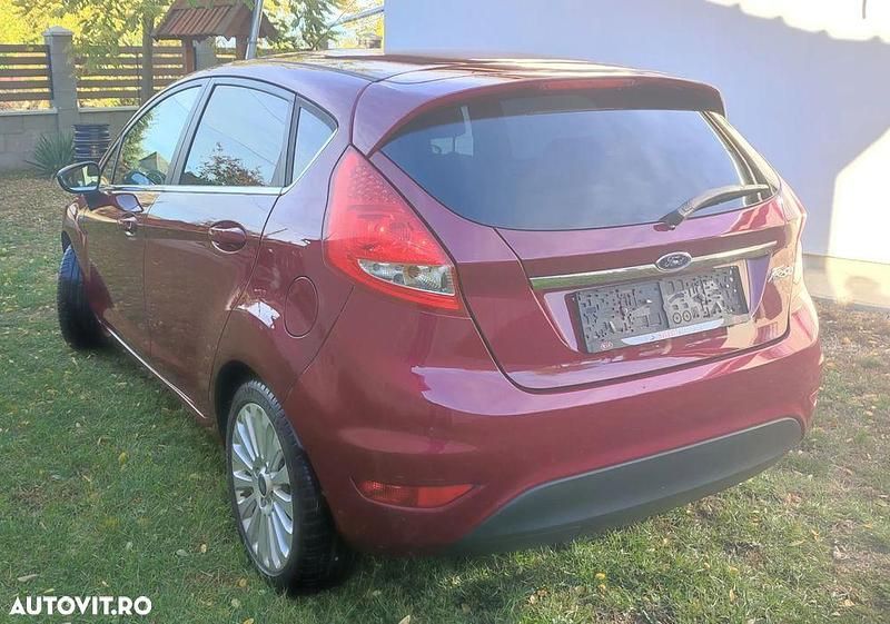 Second-hand Ford Fiesta Titanium 82 CP (60 kW) 2010 Culoarerosu Hatchback