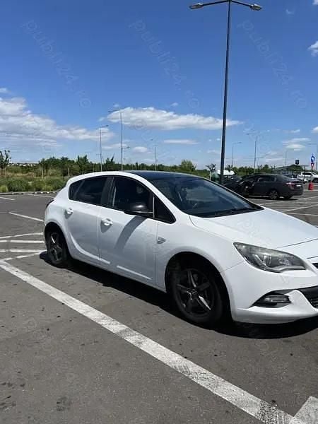 Second-hand Opel Astra 165 CP (121 kW) 2012 Alb Hatchback