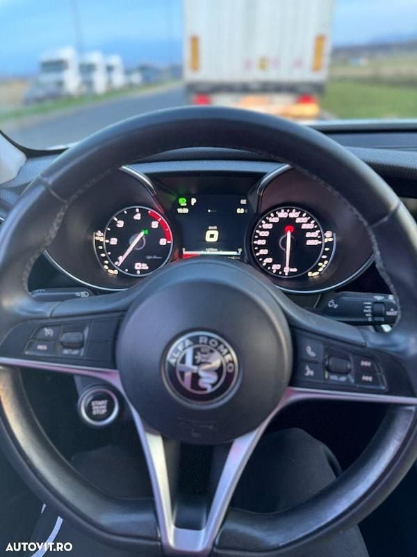 Second-hand Alfa Romeo Giulia 180 CP (132 kW) 2016 Culoarealb Berlinǎ