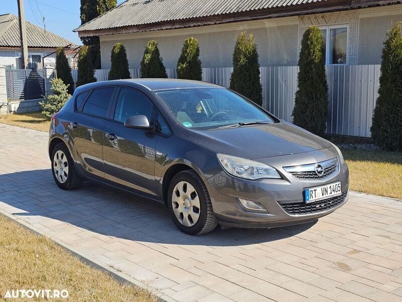 Gri Utilizat 2010 Opel Astra Hatchback | 3.350 EUR (Preț bun) - Imagine 1/4