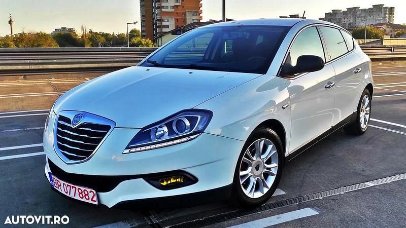 Alb Utilizat 2012 Lancia Delta Hatchback | 4.490 EUR - Imagine 1/4