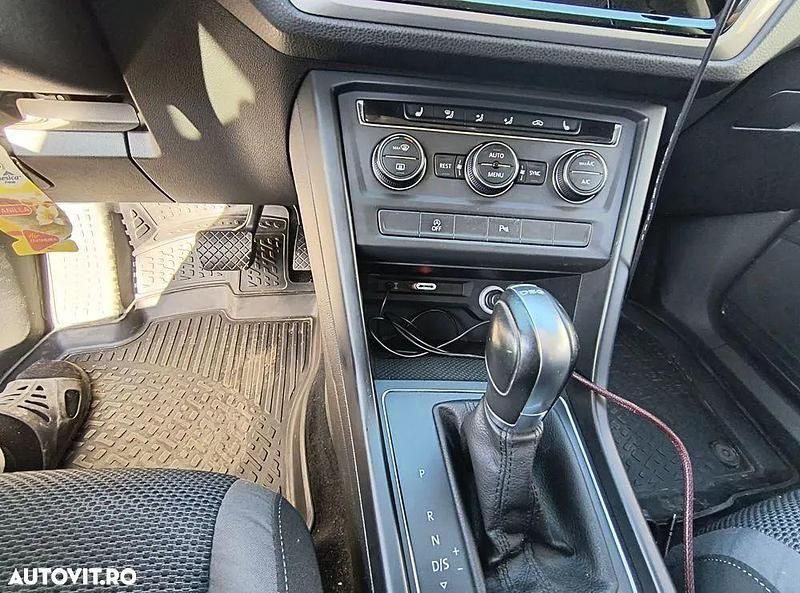 Second-hand VW Touran Comfortline 115 CP (84 kW) 2016 Culoarenegru Monovolum