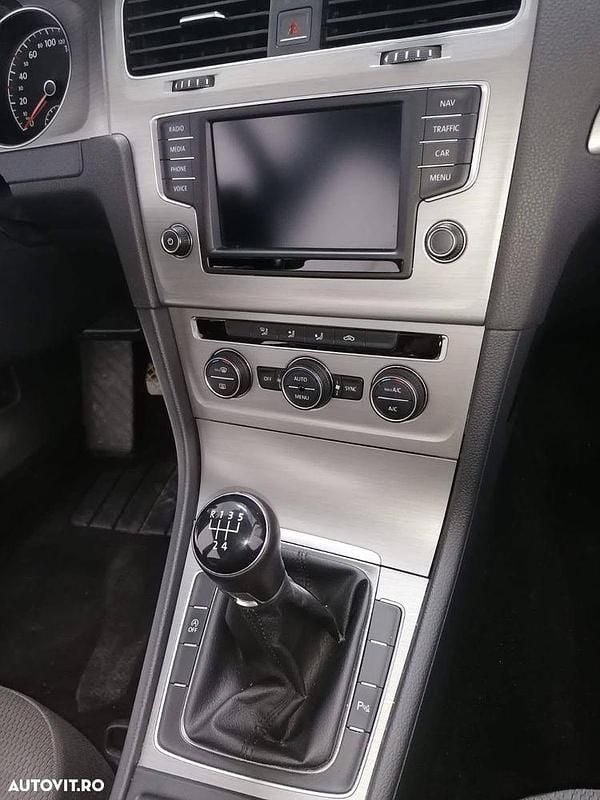 Second-hand VW Golf VII Trendline 110 CP (80 kW) 2017 Culoarealb Hatchback