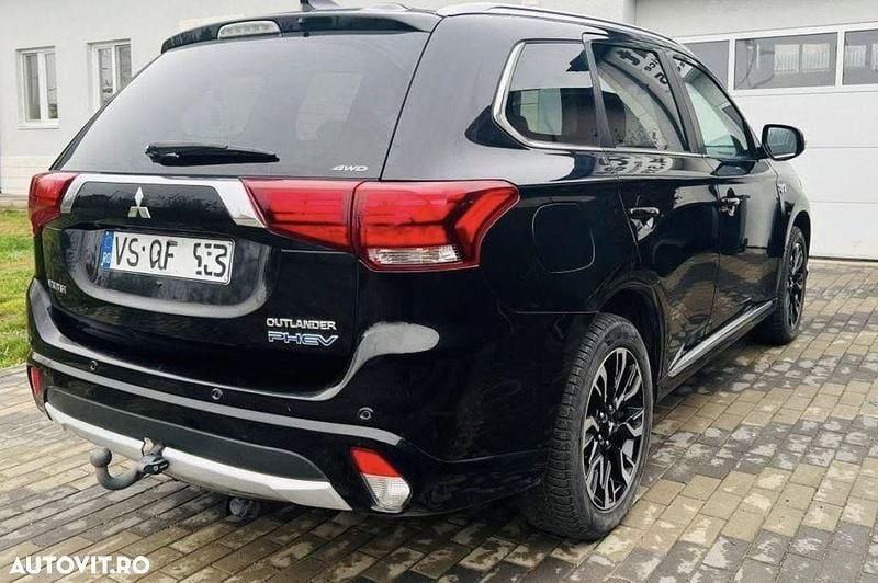 Second-hand Mitsubishi Outlander P-HEV 201 CP (147 kW) 2015 Culoarenegru SUV