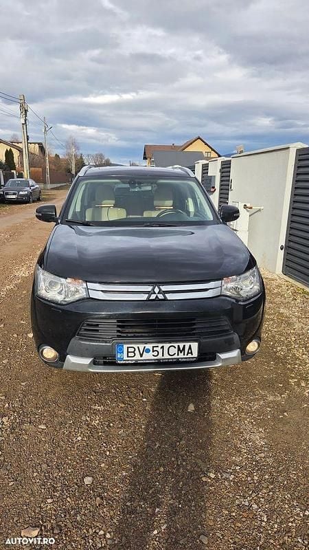 Second-hand Mitsubishi Outlander Instyle 150 CP (110 kW) 2015 Culoarenegru SUV